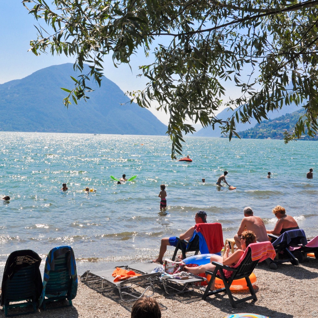 Keizelstrand (op ca 15m)/Kieselstrand (ca 15m entfernt)